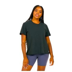 NWT black Vuori feather tee. Size M